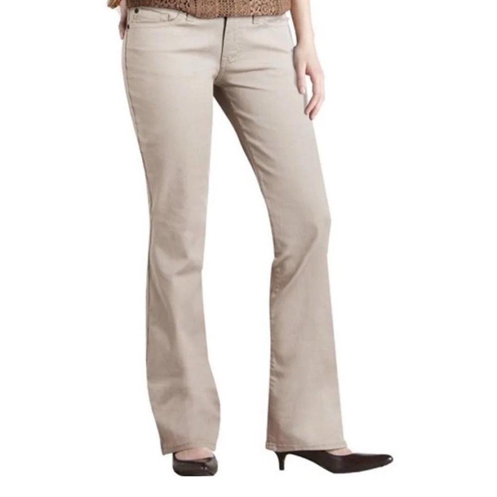 Signature Levi & Strauss low rise bootcut khaki colored jeans size 8
